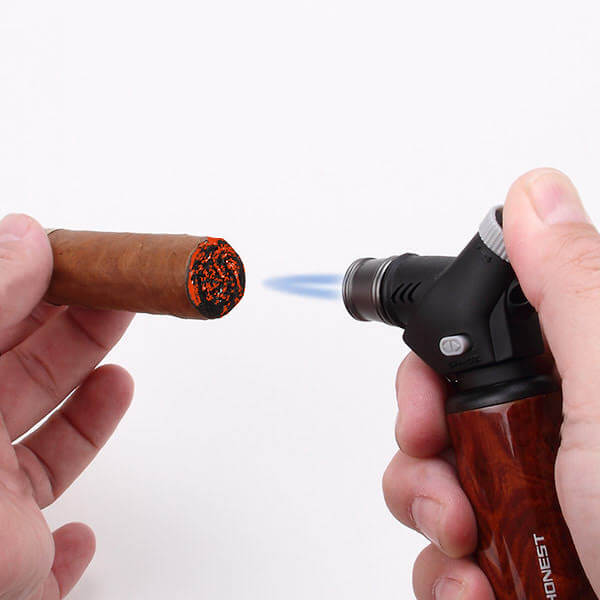 como acender o charuto