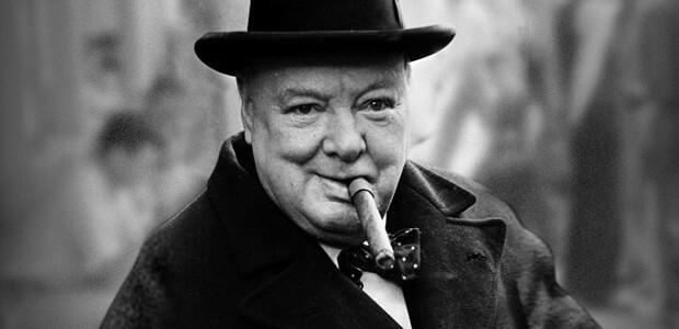 Winston Churchill fumando seu charuto