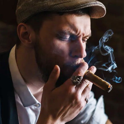 avaliando um charuto